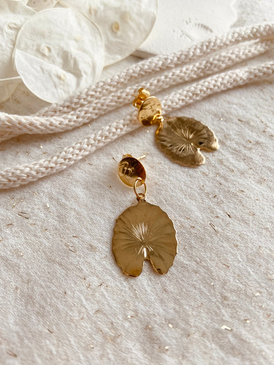 Boucles d'oreilles en plaqué or composé d'une puce martelée dorée et d'un pendentif feuille de nénuphar doré fait-main en France par Mes attrapes rêves