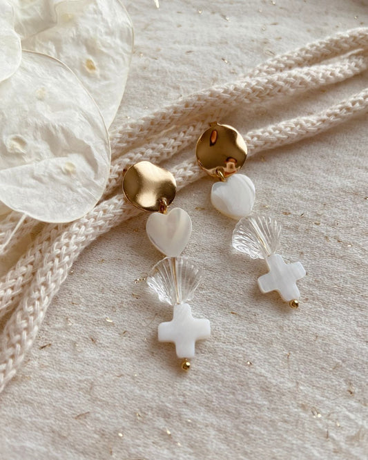 Boucles d'oreilles dorée et pendentifs coeur, croix et coquillage - Jana
