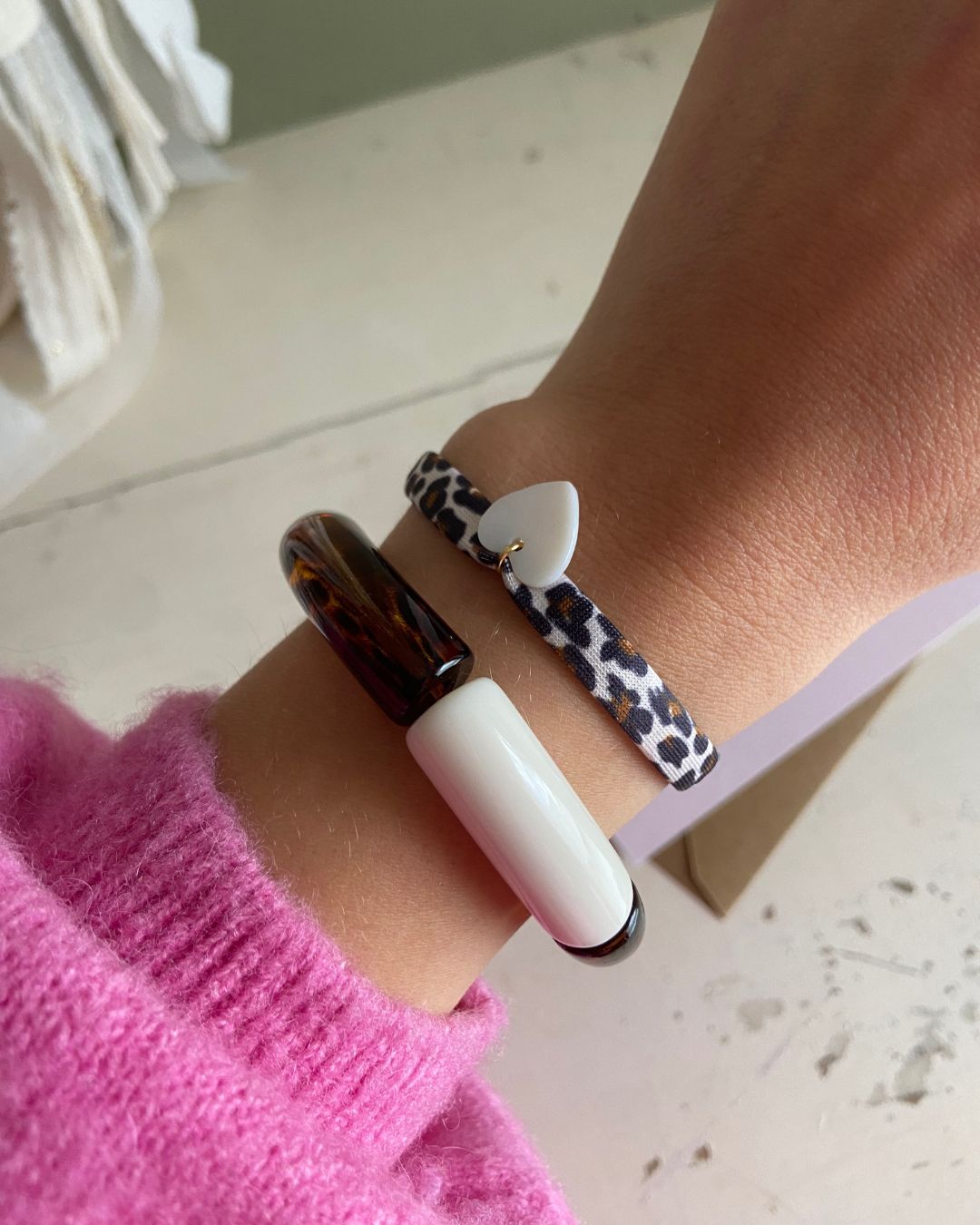 bracelet au motif léopard orné d'une papille de nacre coeur porté au poignet et réalisé à la main par Mes Attrapes Rêves