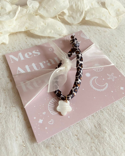 bracelet au motif léopard orné d'une papille de nacre fleur réalisé à la main par Mes Attrapes Rêves