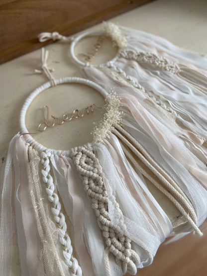 Attrape-rêves Gisèle blanc en macramé bohème personnalisable