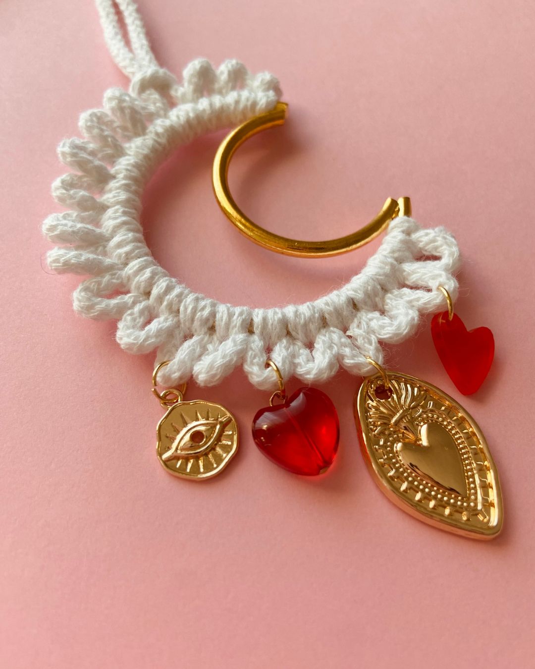 Lune gri-gri dorée, macramé et pampilles rouges - Saint Valentin