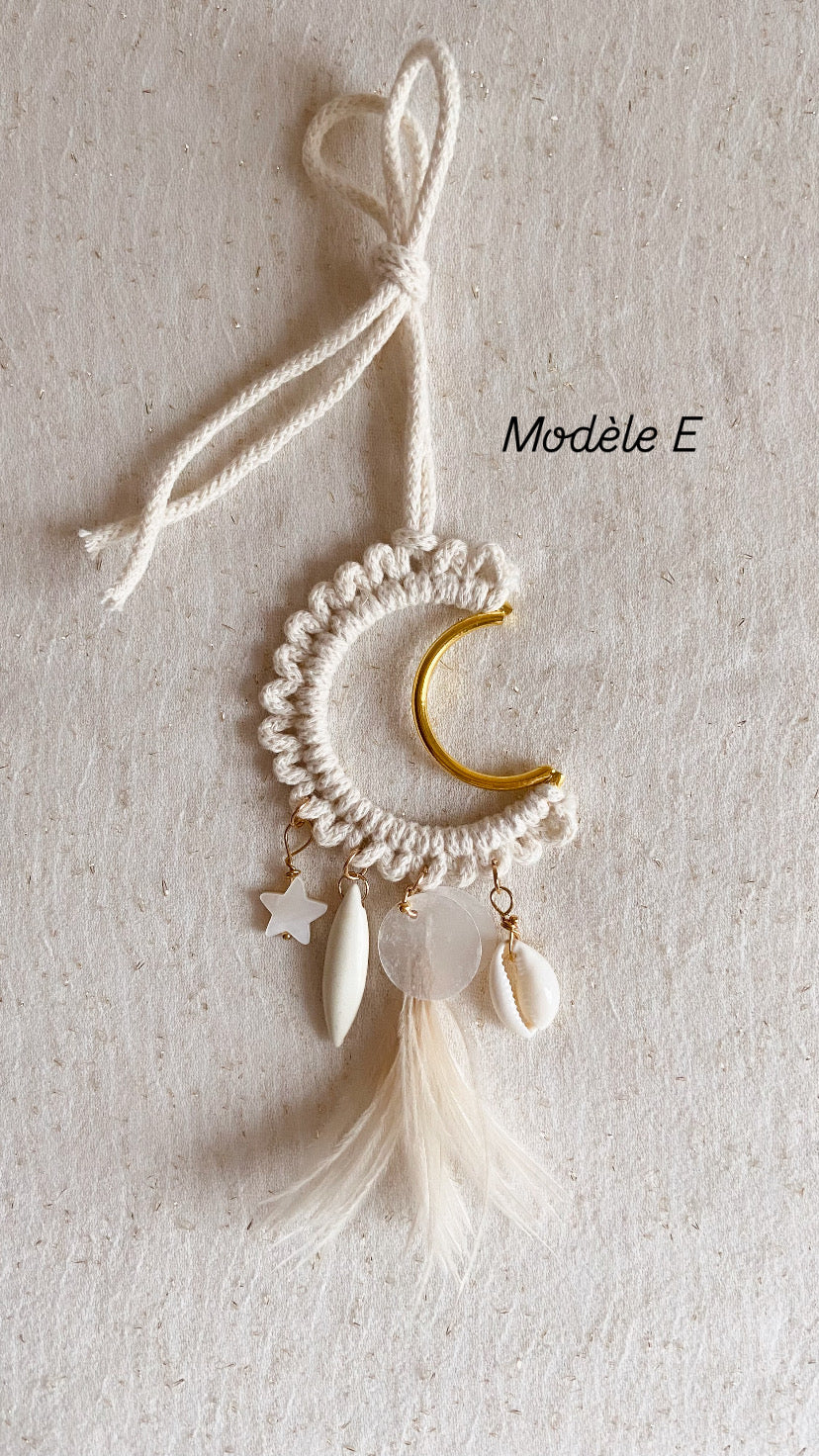 lune-gri-gri décorative en métal doré est en macramé beige naturel avec pampilles diverses coquillages et plume blancs -  fait main Mes attrapes rêves - modèle E