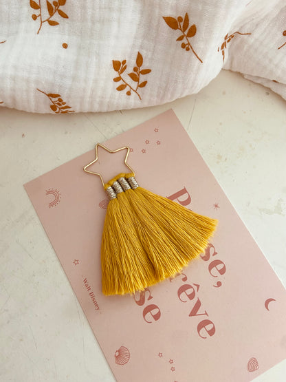 Marque page étoile doré avec pompon coton jaune

Ajoutez une touche de couleur à vos lectures !
Craquez pour notre marque-page en forme d’étoile, orné d'un joli pompon en coton. Fait main avec soin, il est disponible en plusieurs coloris pour s’adapter à tous les goûts. Idéal pour offrir ou se faire plaisir, pour les fans de lecture ou pour les petits cadeaux de fin d'année scolaire, les maîtresses et atsem.