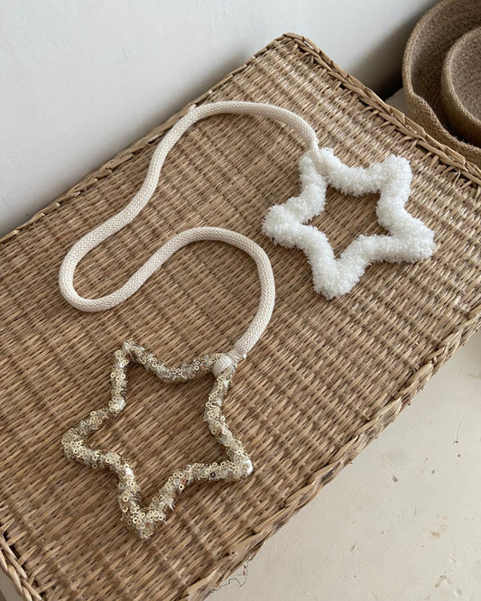 Suspension avec étoile moumoute blanche et étoile avec sequins dorés – une création élégante et poétique signée Mes Attrapes Rêves.