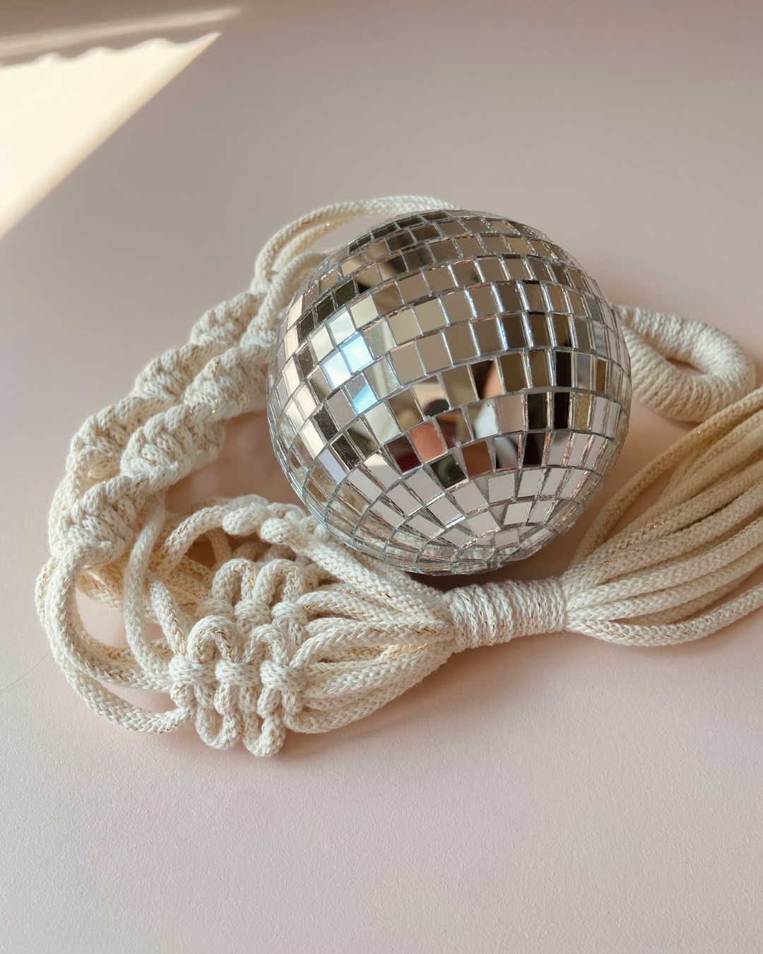 Suspension en corde de coton faite à la main – Idéale pour boule à facettes ou pot de fleurs

Apportez une touche bohème et tendance à votre intérieur avec cette suspension artisanale en corde de coton. Parfaite pour accueillir une boule à facettes&nbsp;et créer une ambiance scintillante, ou pour suspendre un petit pot de fleurs et ajouter une note végétale apaisante à votre espace.