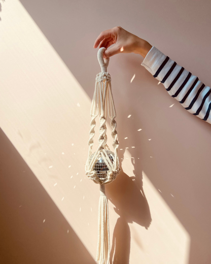 Suspension en corde de coton faite à la main – Idéale pour boule à facettes ou pot de fleurs

Apportez une touche bohème et tendance à votre intérieur avec cette suspension artisanale en corde de coton. Parfaite pour accueillir une boule à facettes&nbsp;et créer une ambiance scintillante, ou pour suspendre un petit pot de fleurs et ajouter une note végétale apaisante à votre espace.