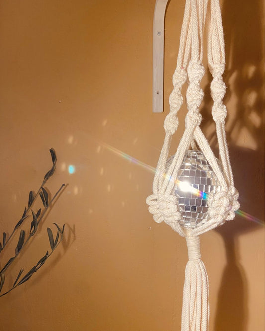 suspension en corde naturelle macramé pour boule à facettes ou plante d'intérieur confectionné à la main par Johanne de Mes attrapes rêves