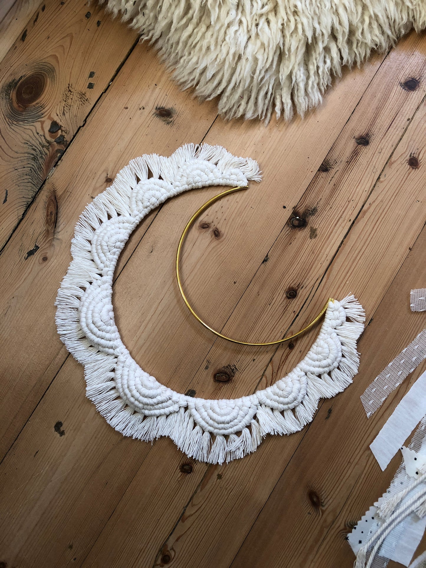 Lune dorée macramé