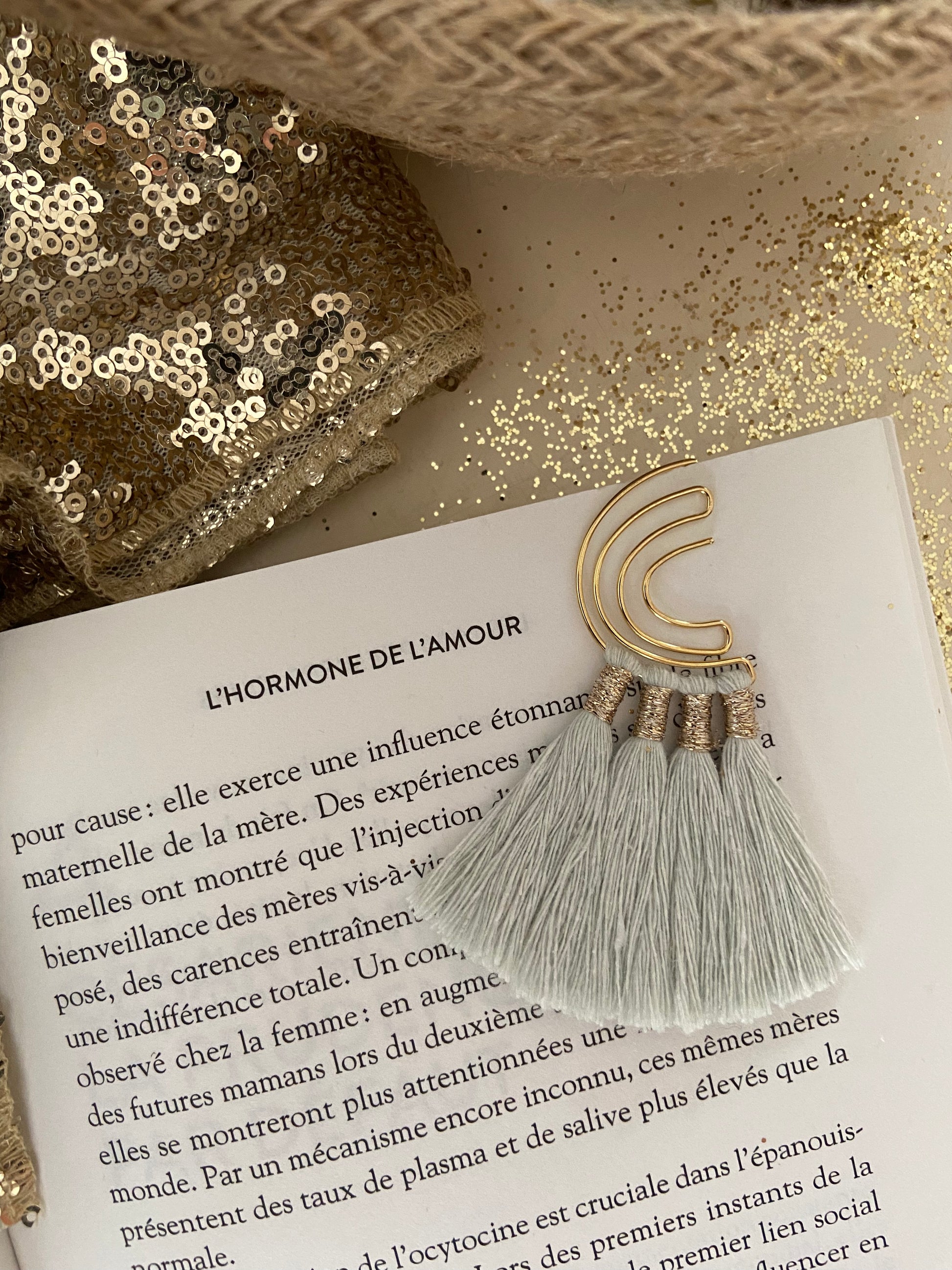 Marque page arc-en-ciel doré avec pompons coton - Différents coloris

Ajoutez une touche de couleur à vos lectures !
Craquez pour notre marque-page en forme d’étoile, orné de quatre jolis pompons en coton. Fait main avec soin, il est disponible en plusieurs coloris pour s’adapter à tous les goûts. Idéal pour offrir ou se faire plaisir, pour les fans de lecture ou pour les petits cadeaux de fin d'année scolaire, les maîtresses et atsem.