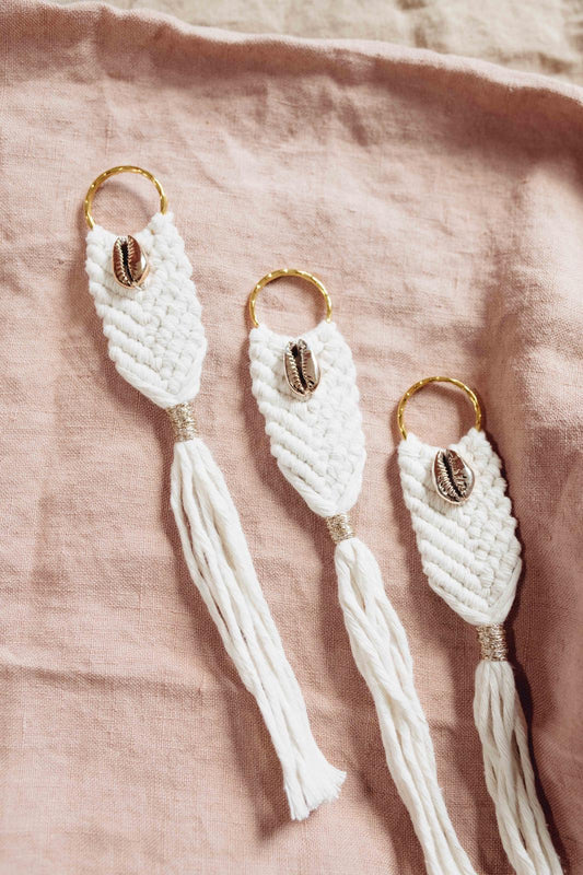 Porte clef corde et cauri doré