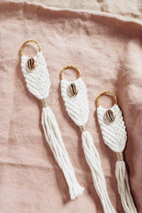 Porte clef corde et cauri doré