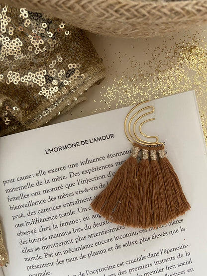 Marque page arc-en-ciel doré avec pompons coton - Différents coloris

Ajoutez une touche de couleur à vos lectures !
Craquez pour notre marque-page en forme d’étoile, orné de quatre jolis pompons en coton. Fait main avec soin, il est disponible en plusieurs coloris pour s’adapter à tous les goûts. Idéal pour offrir ou se faire plaisir, pour les fans de lecture ou pour les petits cadeaux de fin d'année scolaire, les maîtresses et atsem.