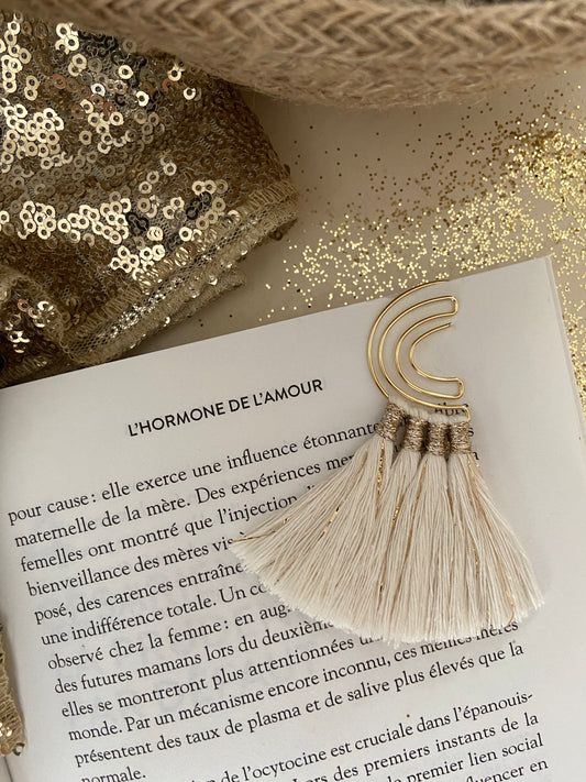 Marque page arc-en-ciel doré avec pompons coton - Différents coloris

Ajoutez une touche de couleur à vos lectures !
Craquez pour notre marque-page en forme d’étoile, orné de quatre jolis pompons en coton. Fait main avec soin, il est disponible en plusieurs coloris pour s’adapter à tous les goûts. Idéal pour offrir ou se faire plaisir, pour les fans de lecture ou pour les petits cadeaux de fin d'année scolaire, les maîtresses et atsem.