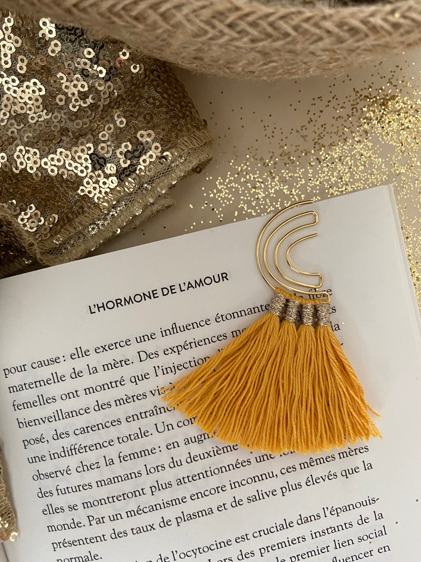Marque page arc-en-ciel doré avec pompons coton - Différents coloris

Ajoutez une touche de couleur à vos lectures !
Craquez pour notre marque-page en forme d’étoile, orné de quatre jolis pompons en coton. Fait main avec soin, il est disponible en plusieurs coloris pour s’adapter à tous les goûts. Idéal pour offrir ou se faire plaisir, pour les fans de lecture ou pour les petits cadeaux de fin d'année scolaire, les maîtresses et atsem.